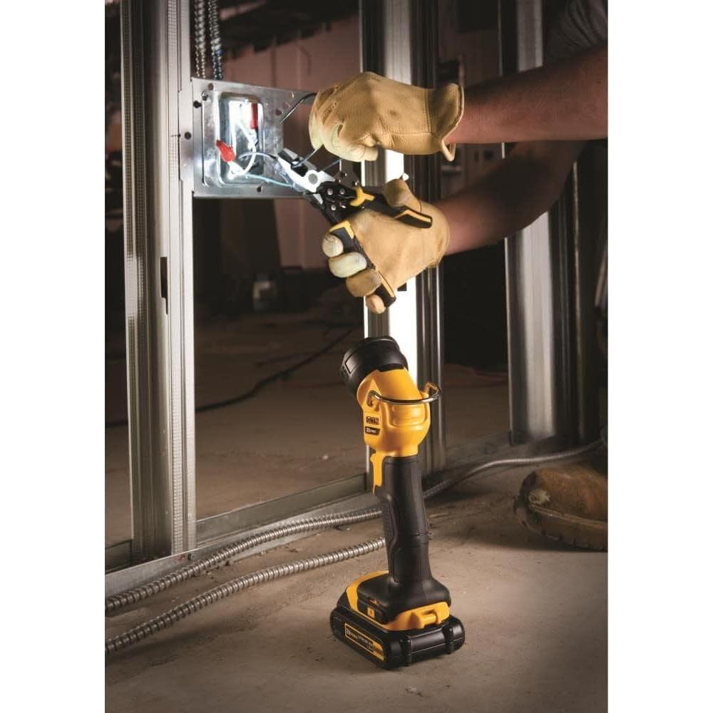 Linterna DEWALT DCL040 LED 110 Lúmenes con Gancho