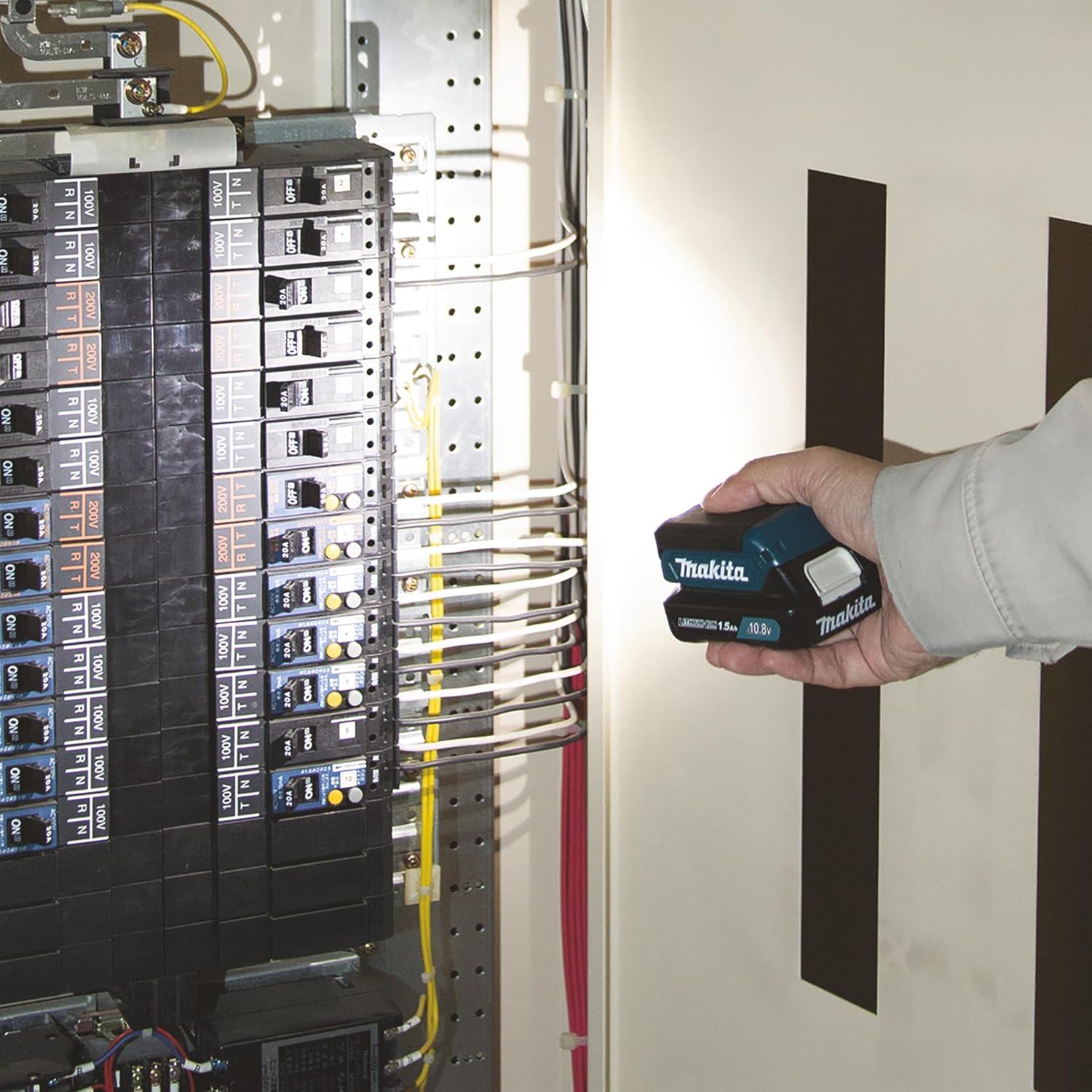 Linterna Inalámbrica Makita ML103 12V LED Compacta