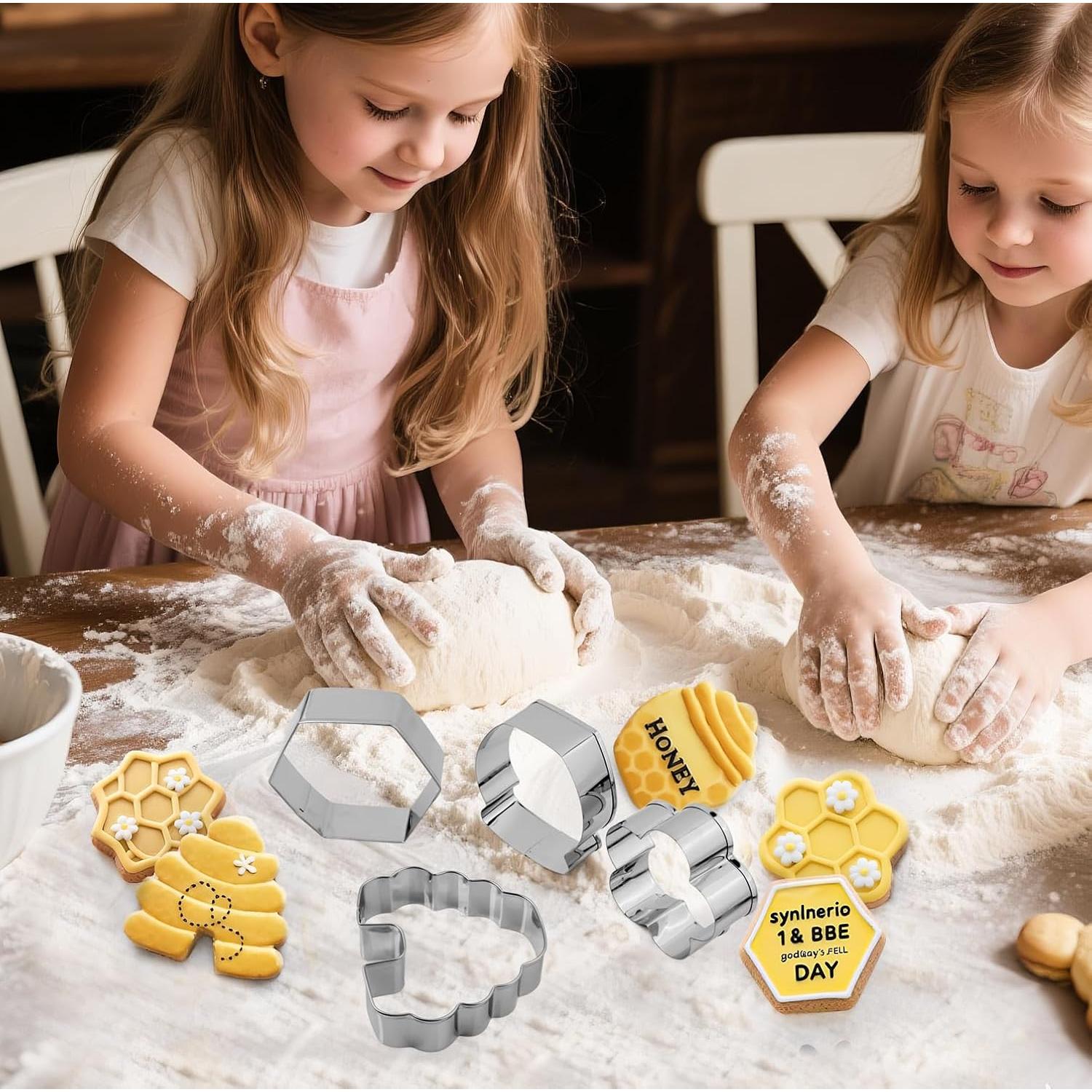 Juego de 6 Cortadores de Galletas Kukifun Abeja y Winnie Pooh