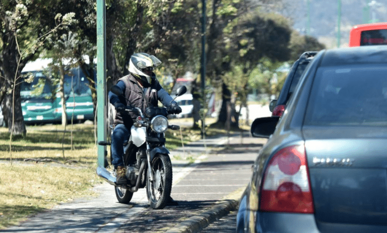 ¡De película! Mujer corre despavorida al confundir a motociclista con asaltante: Su reacción se vuelve viral