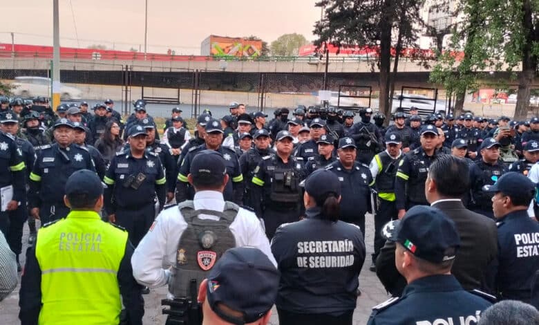 Despliegue de policías por bloqueo en obras de "El Insurgente"