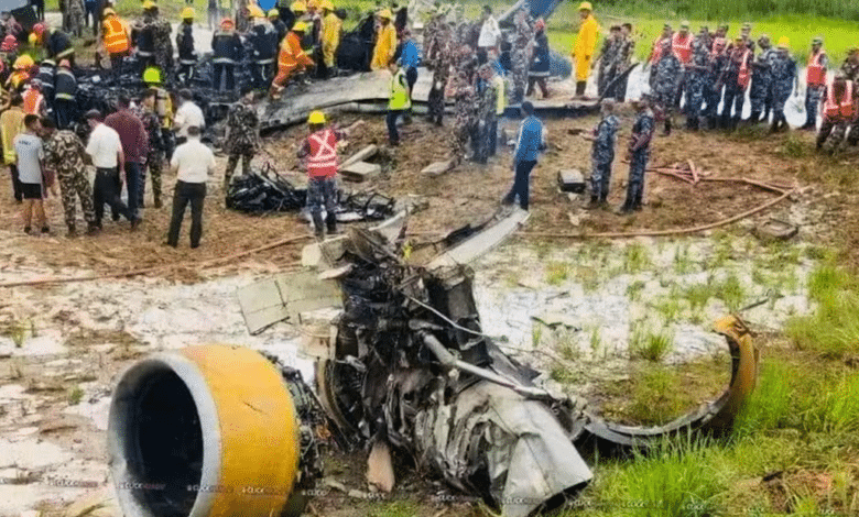 El momento en el que avión con 19 pasajeros se desploma en Nepal