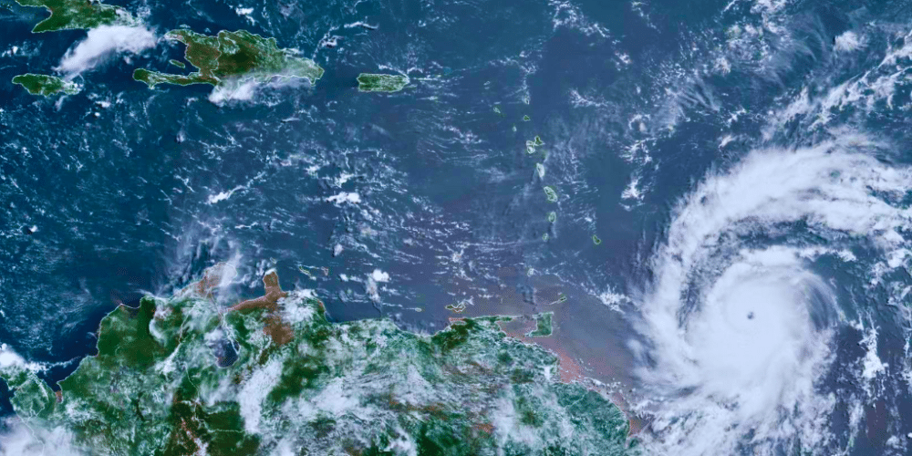 Huracán Beryl toca tierra en las Islas de Barlovento con fuerza histórica