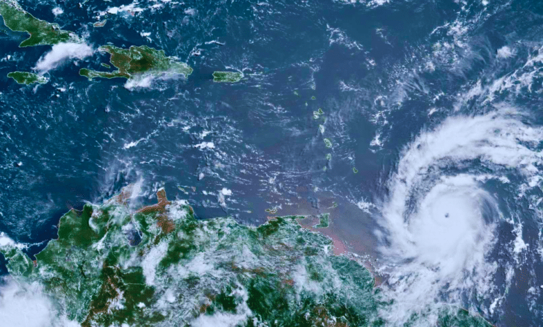 Huracán Beryl toca tierra en las Islas de Barlovento con fuerza histórica