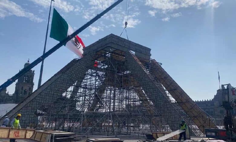 Dan forma a pirámide de Kukulkán en la explanada del Zócalo