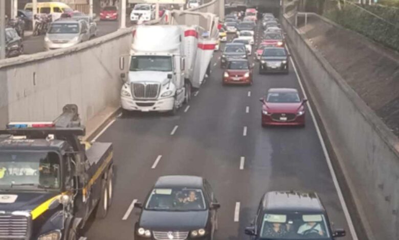 Tráiler se atora en bajo puente de Viaducto