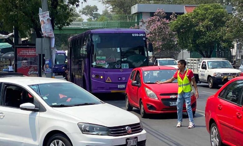 Video. "Semáforos humanos" arriesgan la vida para agilizar tránsito de CDMX