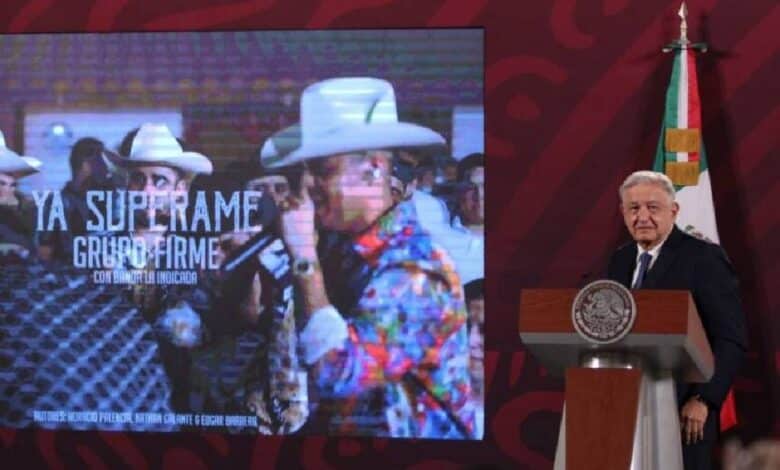 AMLO dedica "Ya Supérame", de Grupo Firme, a sus adversarios