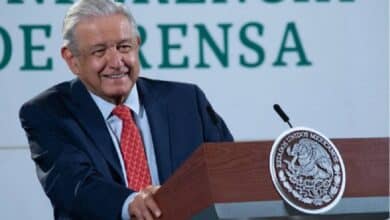 AMLO dice que no se dejará someter al "chantaje" de pobladores