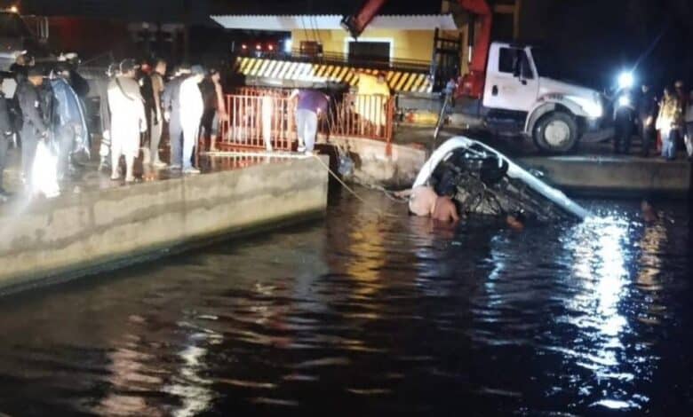 Se ahogan 7 jóvenes al caer su auto en el Río Calzadas en Veracruz