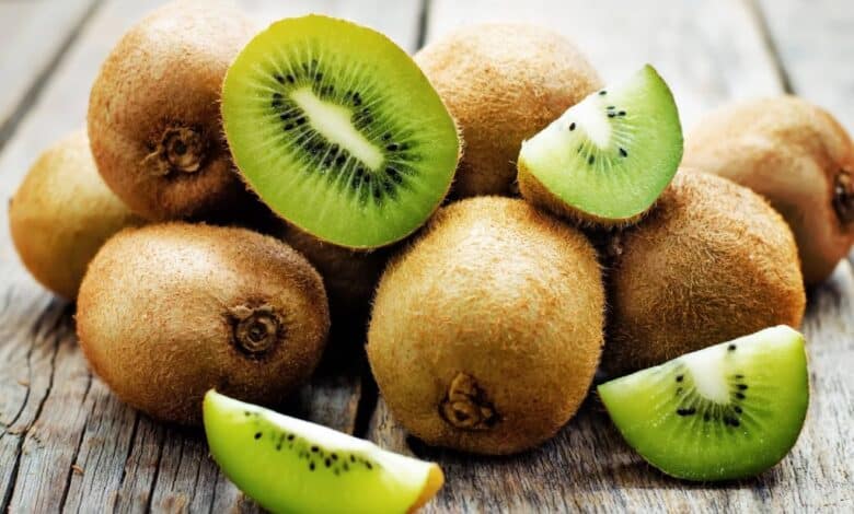 ¿Con o sin cáscara? Aprende cómo disfrutar el kiwi y sus increíbles beneficios para la salud