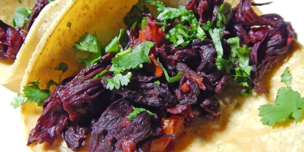 Tacos de flor de jamaica: Una delicia vegana lleno de antioxidantes