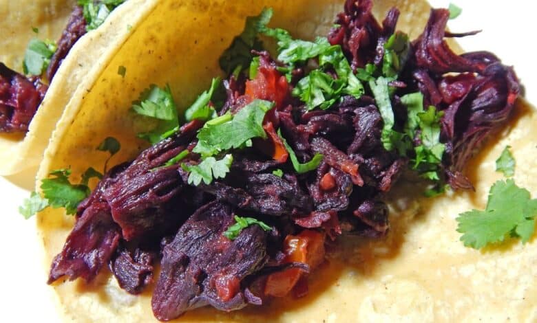 Tacos de flor de jamaica: Una delicia vegana lleno de antioxidantes