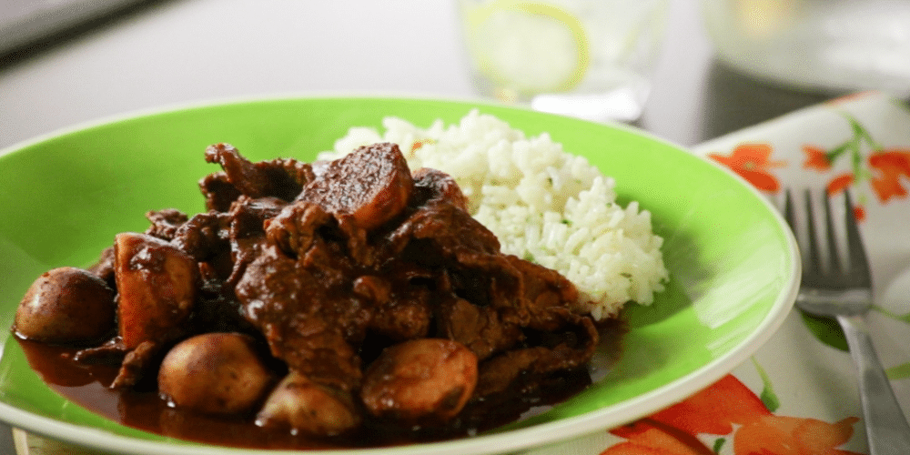 Bistec en salsa de chile pasilla, la receta perfecta para el fin de semana