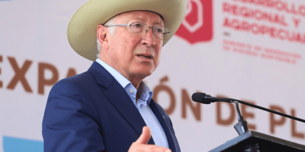 Embajador Ken Salazar da positivo a Covid-19