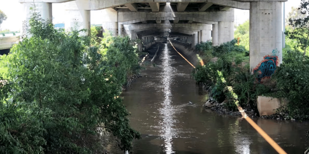 Fuertes lluvias desbordan el Río de los Remedios en Naucalpan