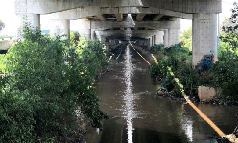 Fuertes lluvias desbordan el Río de los Remedios en Naucalpan