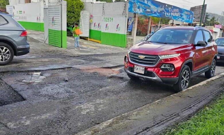 Bache en Toluca causa asentamientos viales y daños a vehículos