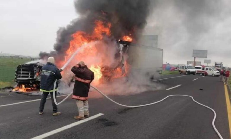 Se incendia tráiler sobre la autopista México- Pachuca