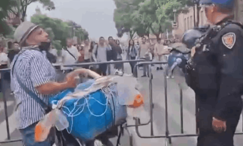 Video. Vendedor de tacos de canasta lanza su mercancía a policías