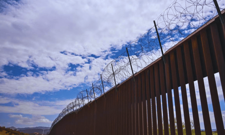 Texas refuerza su barrera fronteriza con una tercera alambrada