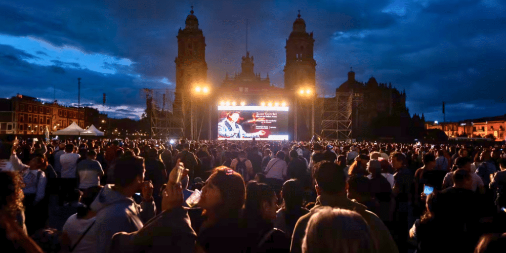 Concierto de Juan Gabriel abarrota en Zócalo