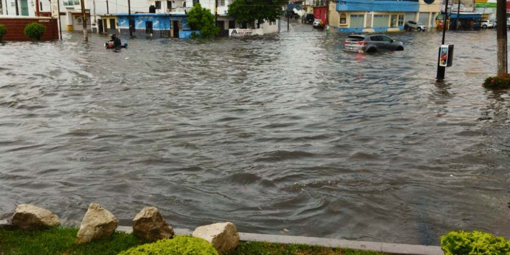 Frente frío número 1 causa graves inundaciones y daños en Veracruz