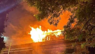 Evacuan a 40 personas tras incendio en bodega del Centro Histórico