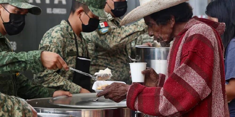 Acapulco intenta levantarse de la devastación dejada por "John"