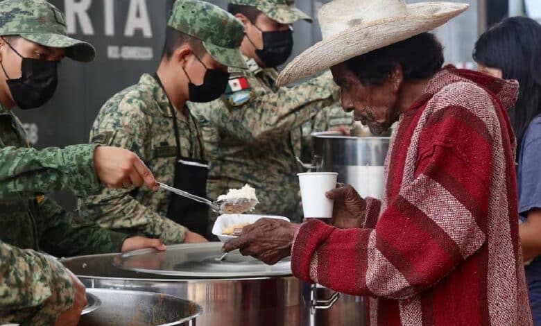 Acapulco intenta levantarse de la devastación dejada por "John"