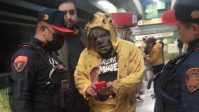 Hombre disfrazado de "zombie" atemoriza a usuarios del Metro