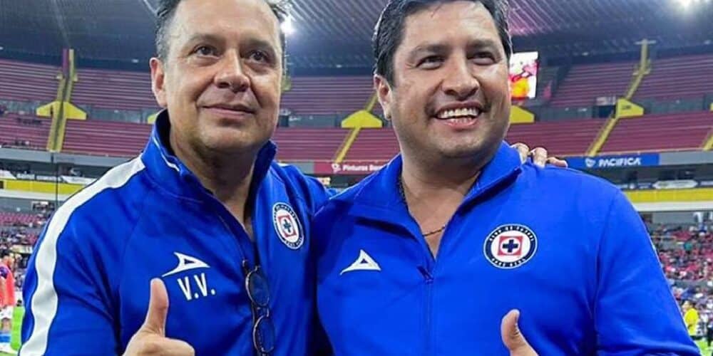 Julión Álvarez presume amor por Cruz Azul