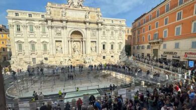 Fontana di Trevi en mantenimiento; turistas no pueden lanzar monedas