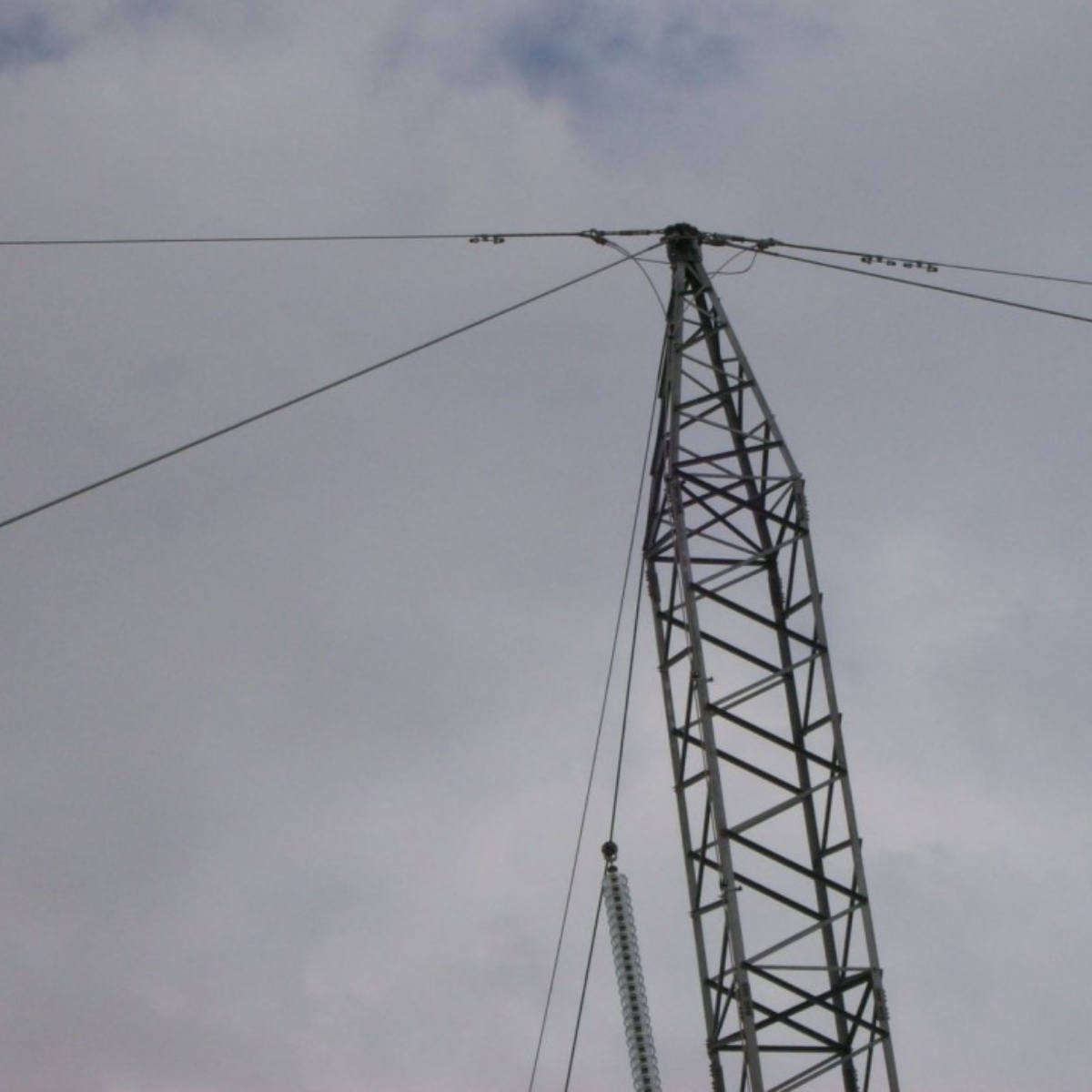 Detalle de anclajes y cables en torre CRS