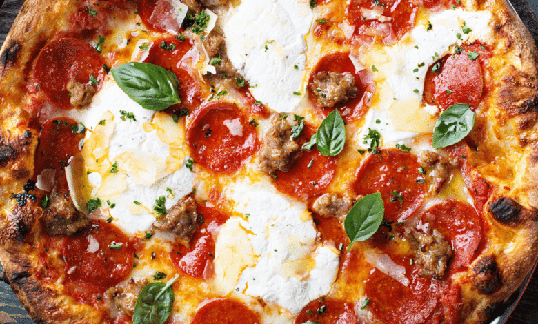 La pizza, uno de los platillos más emblemáticos de Italia, nació en Nápoles como una comida sencilla de la clase trabajadora y hoy es un ícono global.