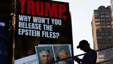 Este 12 de noviembre de 2025, demócratas del comité de supervisión de la United States House Committee on Oversight and Government Reform divulgaron tres correos electrónicos de la herencia de Jeffrey Epstein que mencionan a Donald Trump