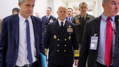 Durante una sesión informativa en el Capitolio este jueves, Bradley negó haber recibido una orden del secretario de Defensa, Pete Hegseth —quien lidera la ofensiva antidrogas de la administración Donald J.