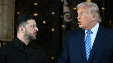 El mandatario Volodymyr Zelensky dio a conocer que el más reciente plan de paz para poner fin a la guerra entre Rusia y Ucrania incluye una propuesta para que Estados Unidos garantice la seguridad de Kyiv durante al menos 15 años, además de contemplar la posible presencia de tropas internacionales y la validación del acuerdo mediante un referéndum.