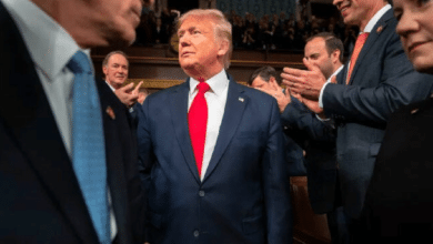 La administración de Donald J. Trump dio a conocer una nueva “Estrategia Nacional de Seguridad” en la que América Latina asume un protagonismo central. El plan incluye fortalecer la influencia estadounidense en la región, combatir migraciones masivas, narcotráfico y amenazas transfronterizas —y revive la lógica de la Doctrina Monroe con un nuevo término: “Corolario Trump”.