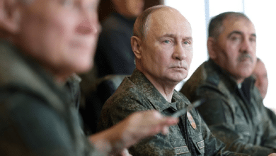 El Gobierno de Rusia acusó a Ucrania de haber intentado atacar con drones una residencia oficial del presidente Vladimir Putin en la región de Novgorod, un hecho que, según Moscú, podría modificar su actitud en las negociaciones sobre el conflicto. Ucrania rechazó las acusaciones y aseguró que se trata de una versión fabricada para justificar nuevas acciones militares.