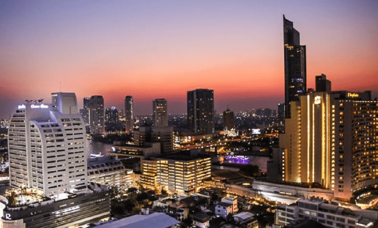 Desde los templos dorados hasta experiencias digitales de última generación, Tailandia cautiva tanto al viajero romántico como al amante de la tecnología.