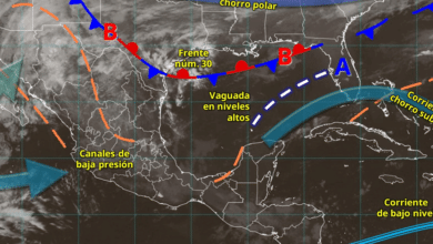 Este día, una circulación ciclónica en altura ingresará sobre el noroeste de México e interaccionará con un nuevo frente frío (núm. 31)