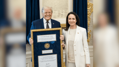 Trump posa con medalla del Nobel de la Paz tras reunión con María Corina Machado en Washington