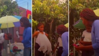 Madre limpia vidrios arregla a sus hijos en un semáforo