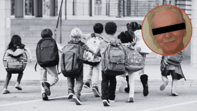 La Fiscalía de Grenoble investiga a Jacques Leveugle, de 79 años, por al menos 89 presuntas violaciones y agresiones sexuales cometidas entre 1967 y 2022 en Europa, África, Asia y América Latina. El caso salió a la luz tras el hallazgo de un archivo digital donde el propio acusado documentaba los hechos.