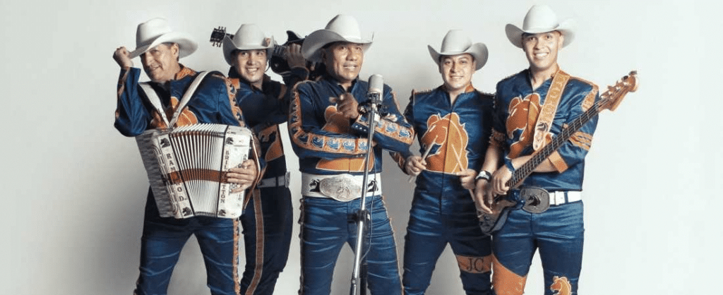 Bronco,Carnaval de Cancún,Lupe Esparza,música regional mexicana,grupo Bronco,éxitos de Bronco,conciertos en Cancún,Que no quede huella,Sergio el bailador,premios Bronco,música norteña,entretenimiento Cancún,eventos Quintana Roo.