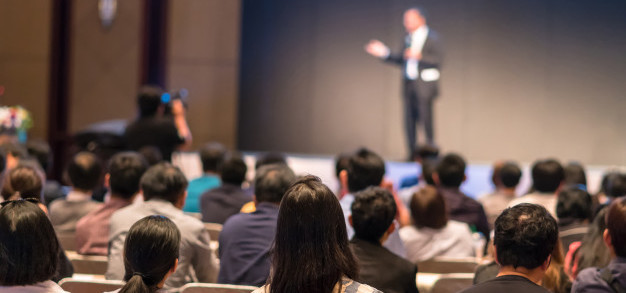 lado-posterior-audiences-sentado-escuchando-speackers-escenario_41418-2175