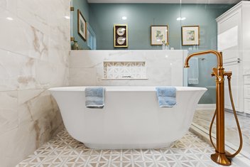 Freestanding tub in wetroom