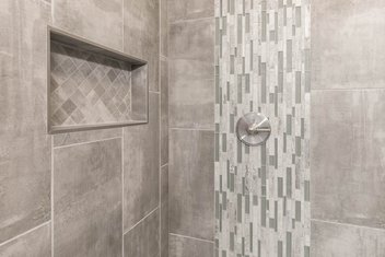 Neutral tiled shower with tile detailing