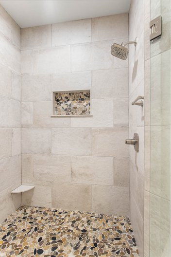 Neutral shower with Toemi Jumble Earthtone tile